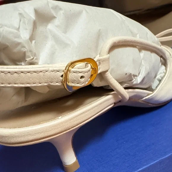 Stuart Weitzman Cream Pointed Toe Heels - Picture 7 of 7